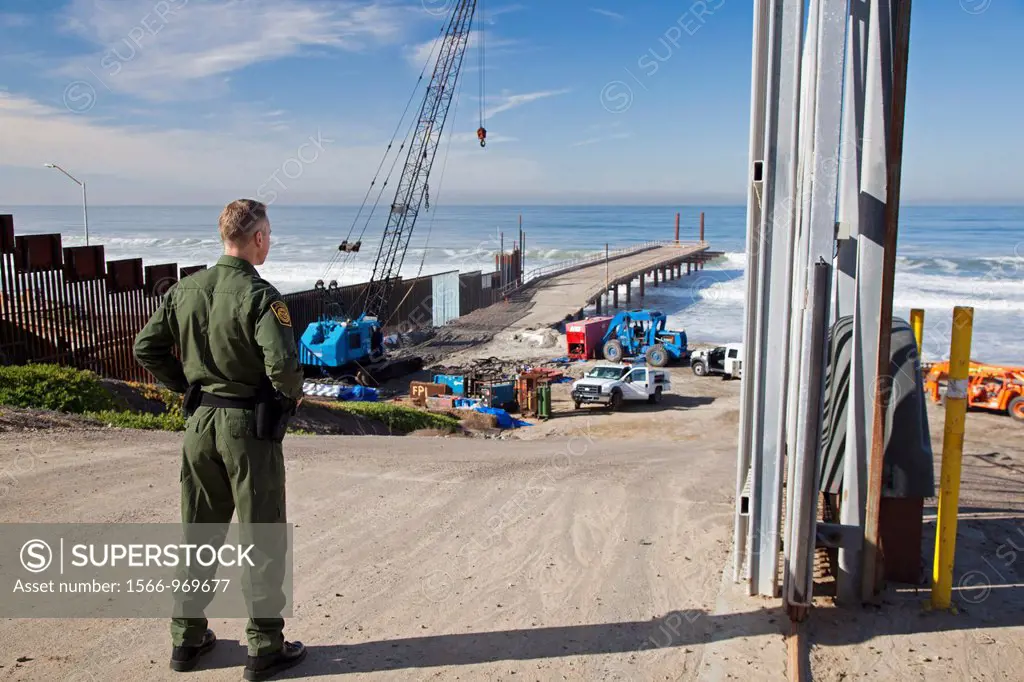 San Ysidro, California - The U S  Border Patrol´s ´Surf Fence Project´ project extends the border fence between the United States and Mexico fruther i...