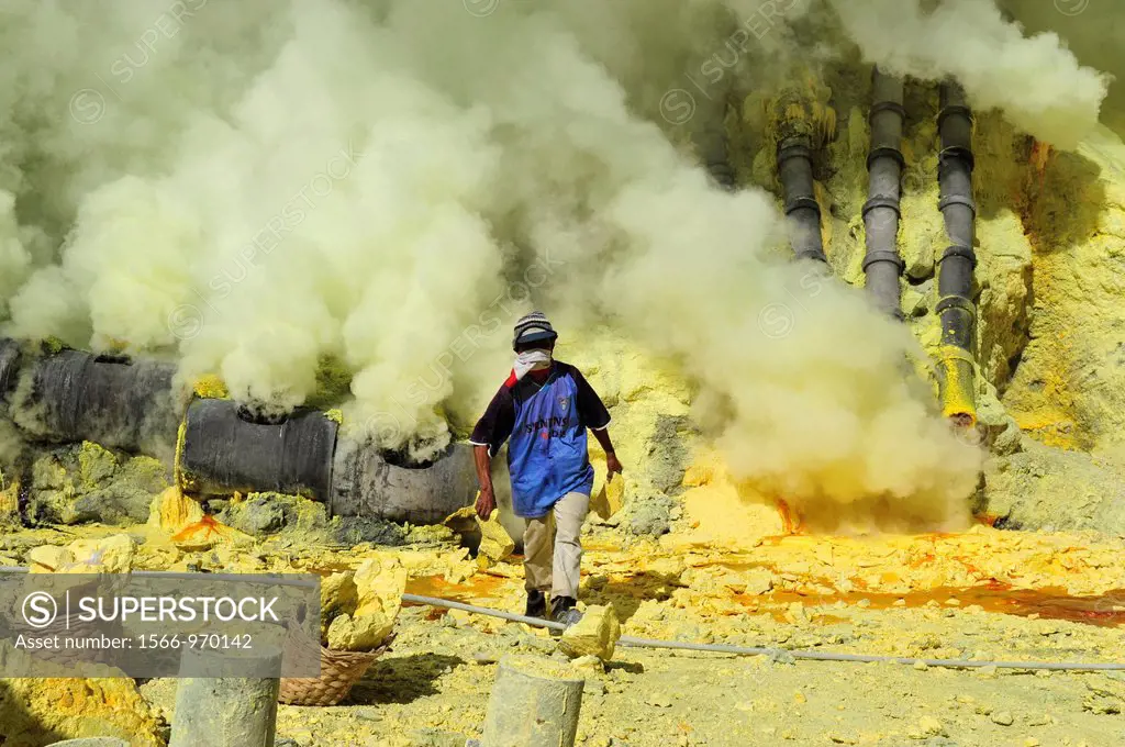 Asia, South East Asia, Jawa island, East Java, Sulphatic lake in a crater of volcano Ijen, the people which taken and carry the sulphur