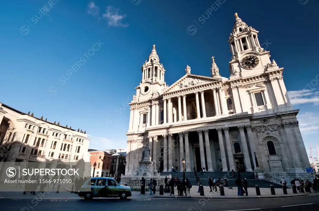 St  Paul´s Cathedral from the West Entrance Gate, London, United Kingdom