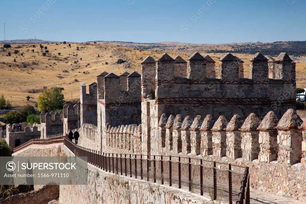 Spain, Castilla y Leon Region, Avila Province, Avila, walkway on Las Murallas, town walls