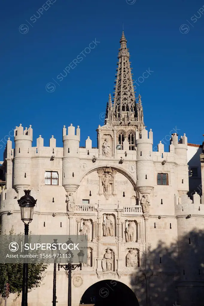 Spain, Castilla y Leon Region, Burgos Province, Burgos, Arco de Santa Maria gate, morning