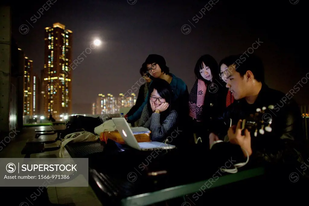 Hongkong youth sining on rooftops