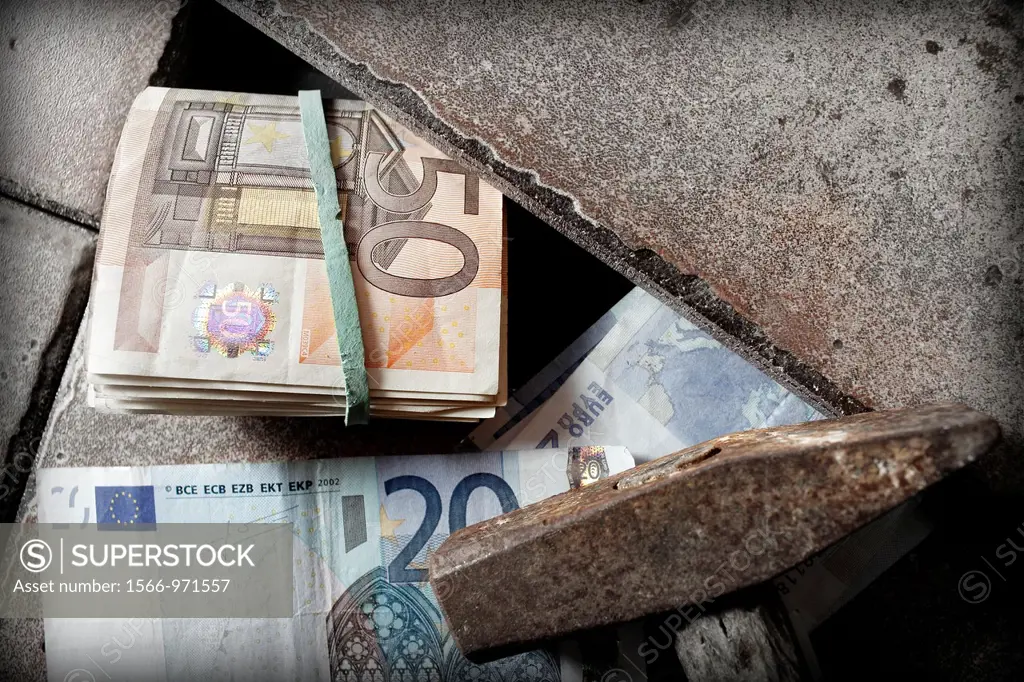 Dinero Euros escondido bajo el suelo