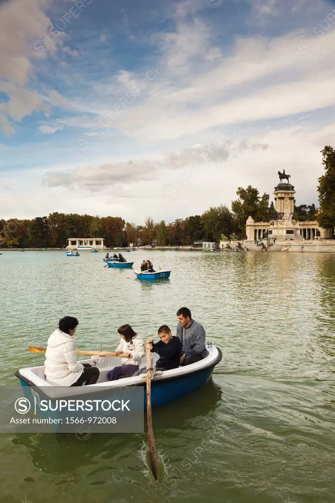 Spain, Madrid, Parque del Buen Retiro park, Monument to King Alfonso XII on the Estanque lake, NR