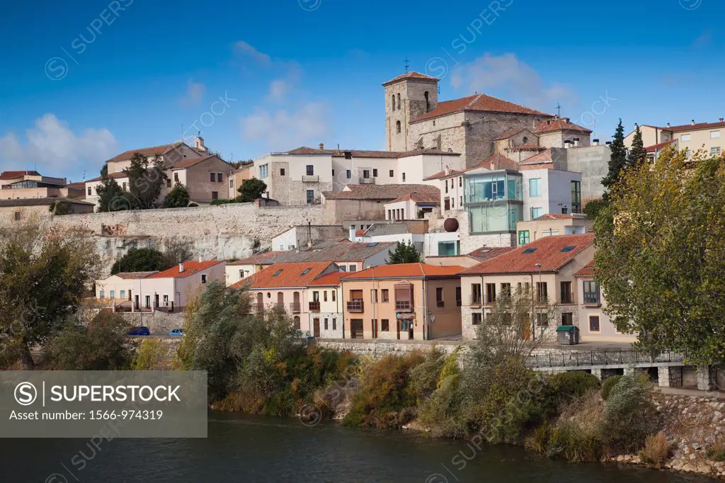 Spain, Castilla y Leon Region, Zamora Province, Zamora, town view along Duero River