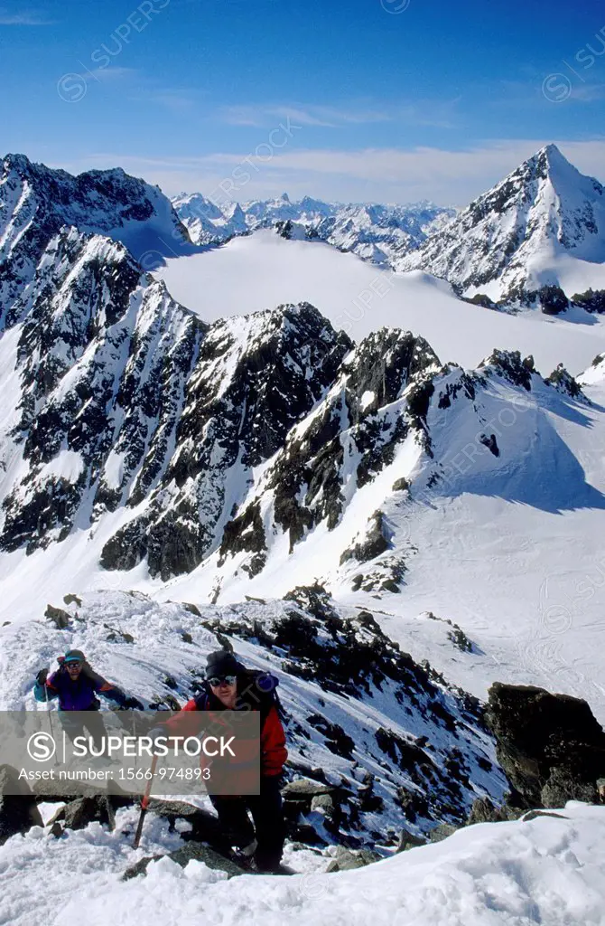 Mountaineers on the ridge to Ruderhofspitze, Stubai Alps, Austria