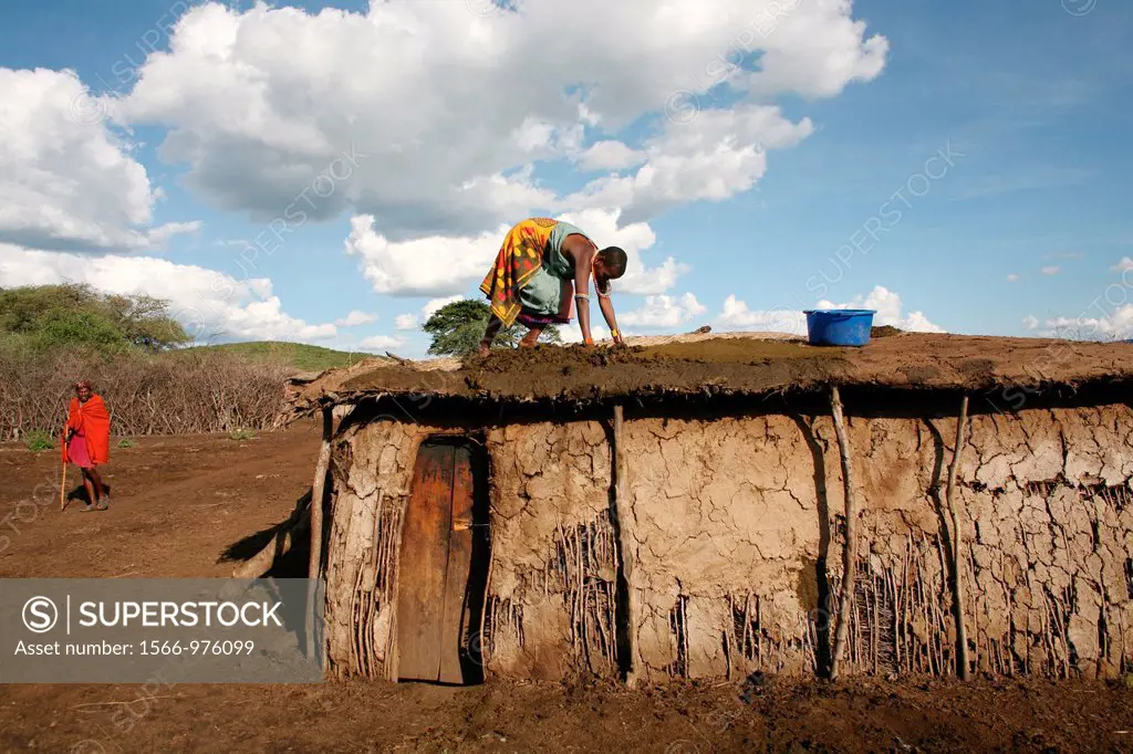 Ngoiroro is a village of 200 inhabitants, all belonging to the Massai Tribe The village lays right in the rift valley, south of Nairobi against the ta...