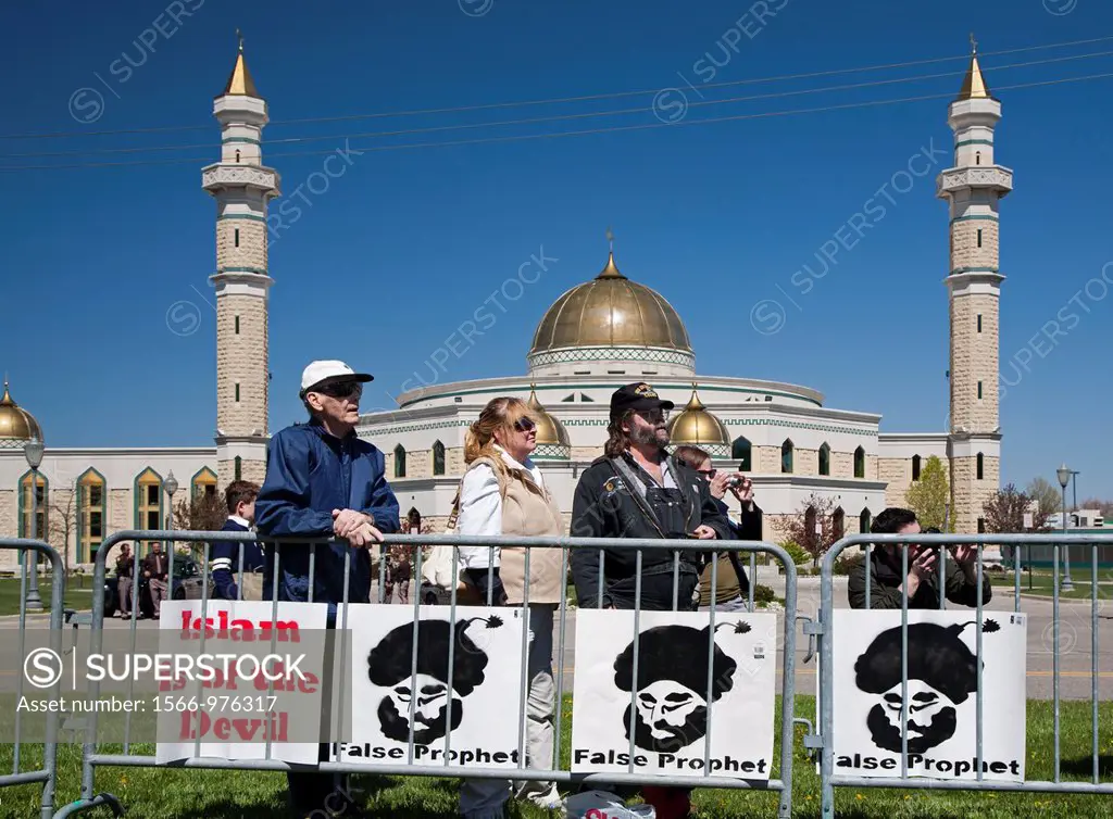 Dearborn, Michigan - Followers of Florida pastor Terry Jones during a rally against Islam in front of the Islamic Center of America