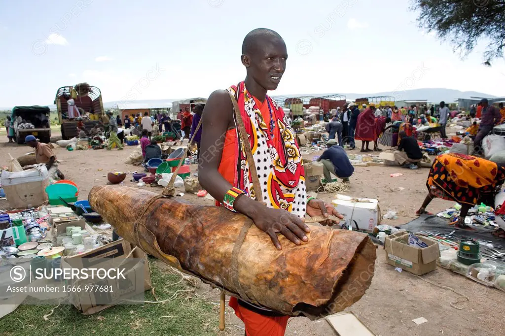 Weekly open air market in South kenya, bordering game park ´Maasai Mara´, inhabited by the massai ethnic tribe The Massai sleep on a cowskin which t...
