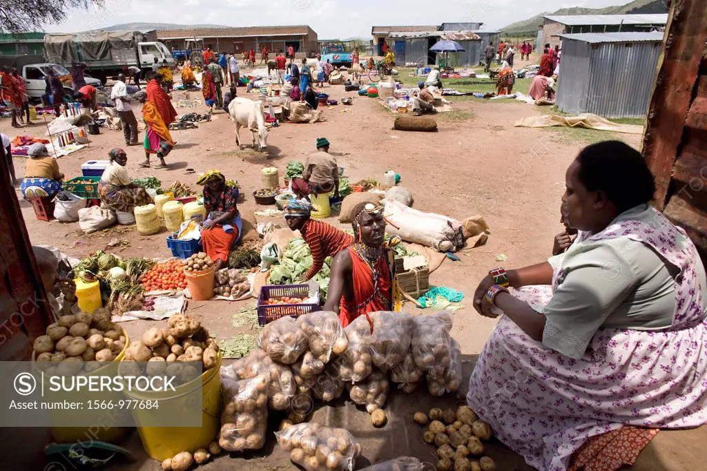 Weekly open air market in South kenya, bordering game park ´Maasai Mara´, inhabited by the massai ethnic tribe