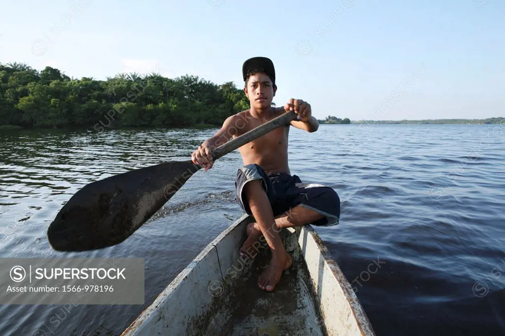 Fishing is the main income of the population near the river Magdalena