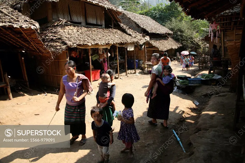 Refugees walk in Mae Sot Around 130,000 Burmese refugees have settled in Thailand due to opression in their homeland of Myanmar Burma Approximately 30...