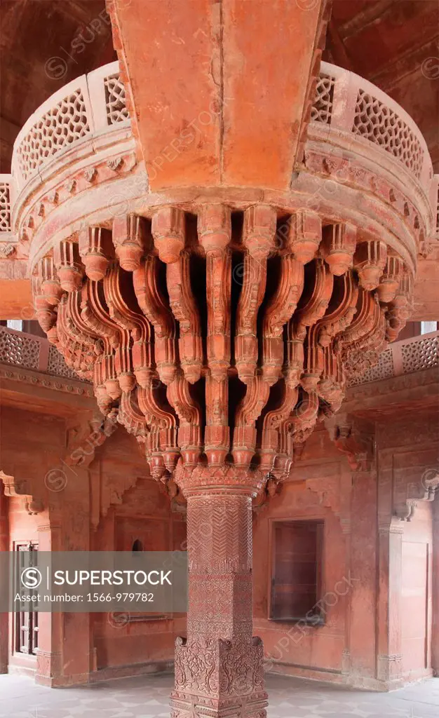India, Uttar Pradesh, Fatehpur Sikri, Diwan-i-Khas, Hall of Private Audiences, interior, carved stone column,