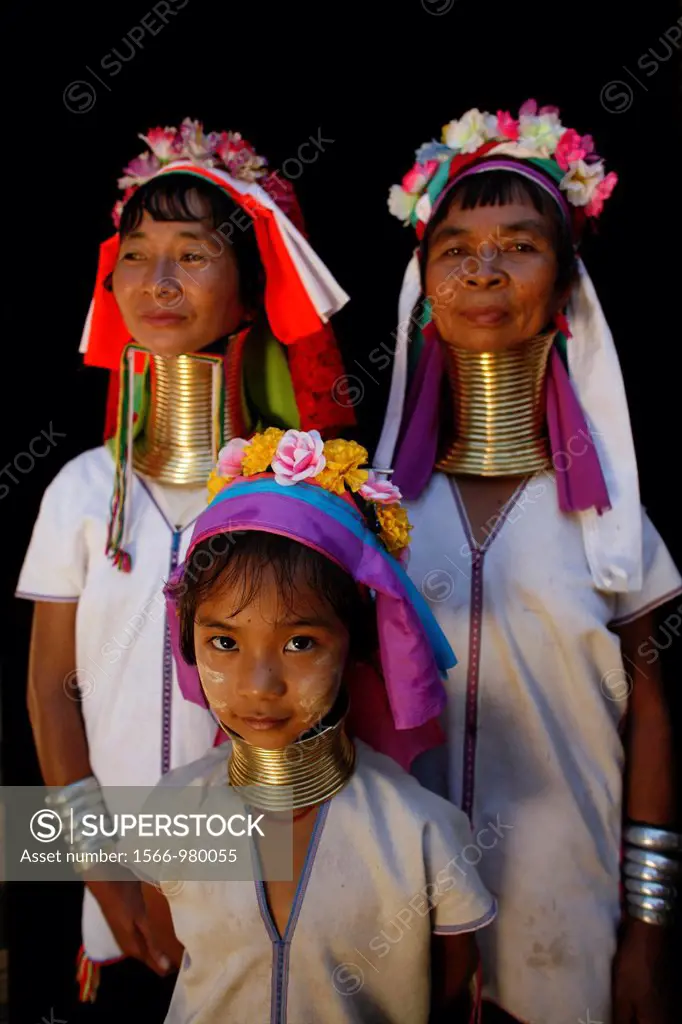 A group of Longneck females Approximately 300 Burmese refugees in Thailand are members of the indigenous group known as the Longnecks The largest of t...