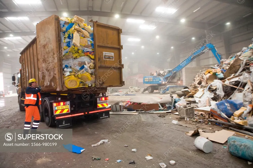 The combustor ´Twence´ in The Netherlands is able to process 550,000 tonnes of waste and 150,000 tonnes of biomass annually The majority of waste is b...