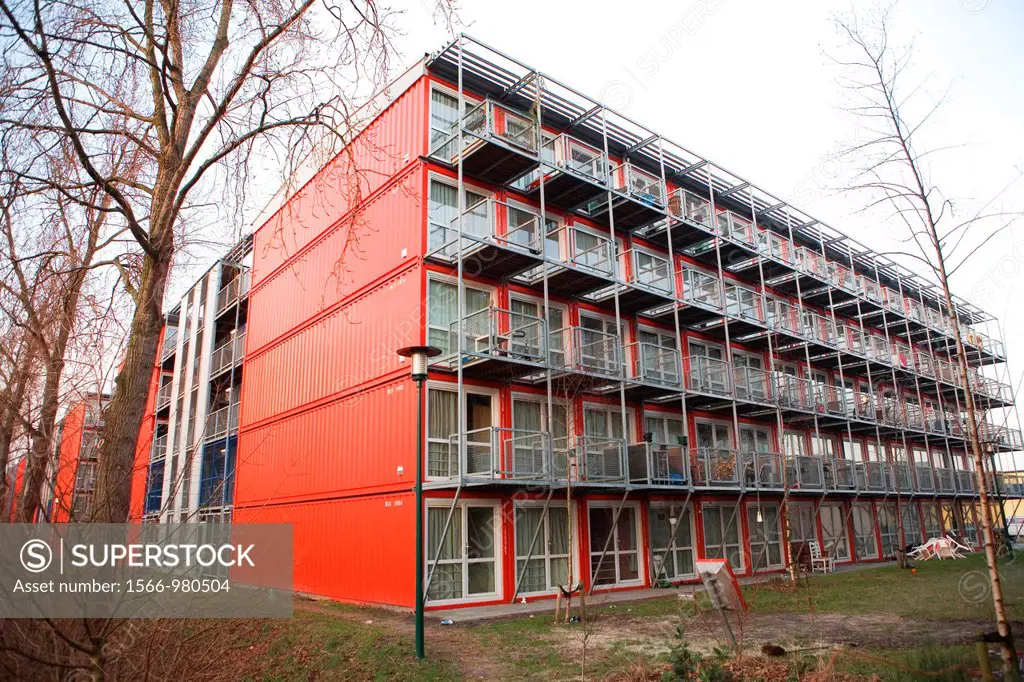 ´Tempo Wonen´ is een bedrijf in Nederland dat tijdelijke woningen ontwerpt, ontwikkelt en bouwt voor studenten De units zijn gemaakt van zeecontaine...