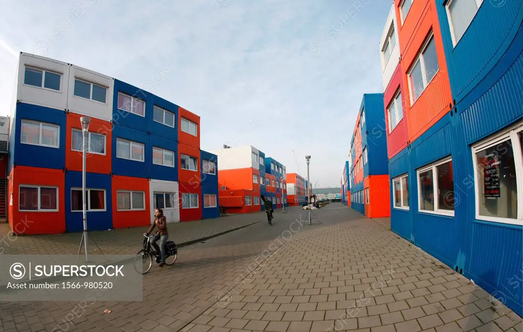 ´Tempo Wonen´ is een bedrijf in Nederland dat tijdelijke woningen ontwerpt, ontwikkelt en bouwt voor studenten De units zijn gemaakt van zeecontaine...