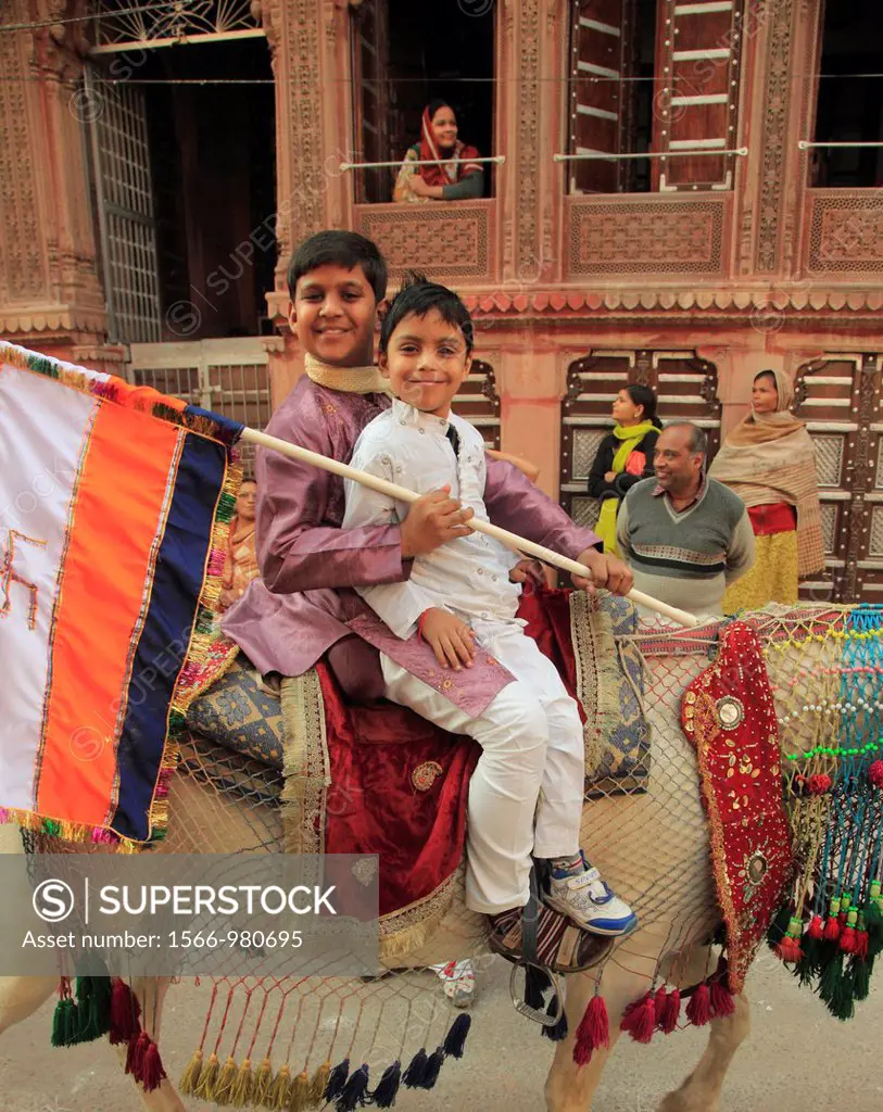 India, Rajasthan, Bikaner, Old City, street scene, procession, people,