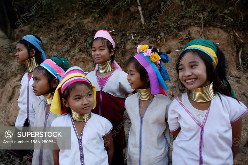 A group of Longneck girls Approximately 300 Burmese refugees in Thailand are members of the indigenous group known as the Longnecks The largest of the...