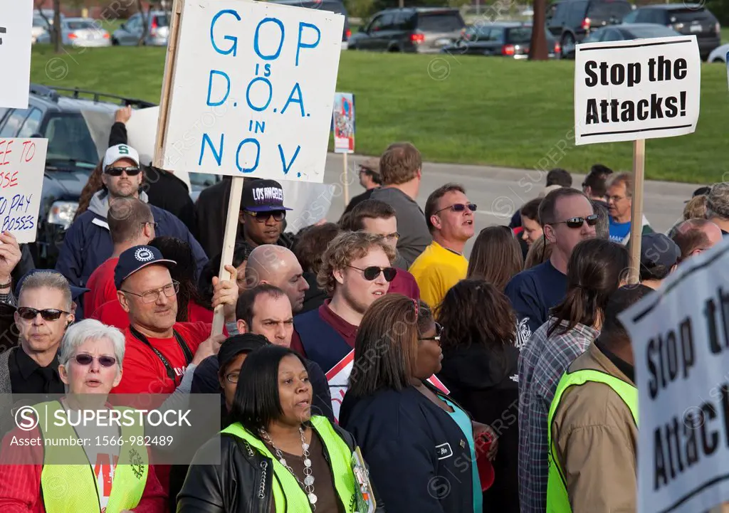 Troy, Michigan - Over a thousand union members picketed a Republican fundraiser featuring Wisconsin Governor Scott Walker and Michigan Governor Rick S...