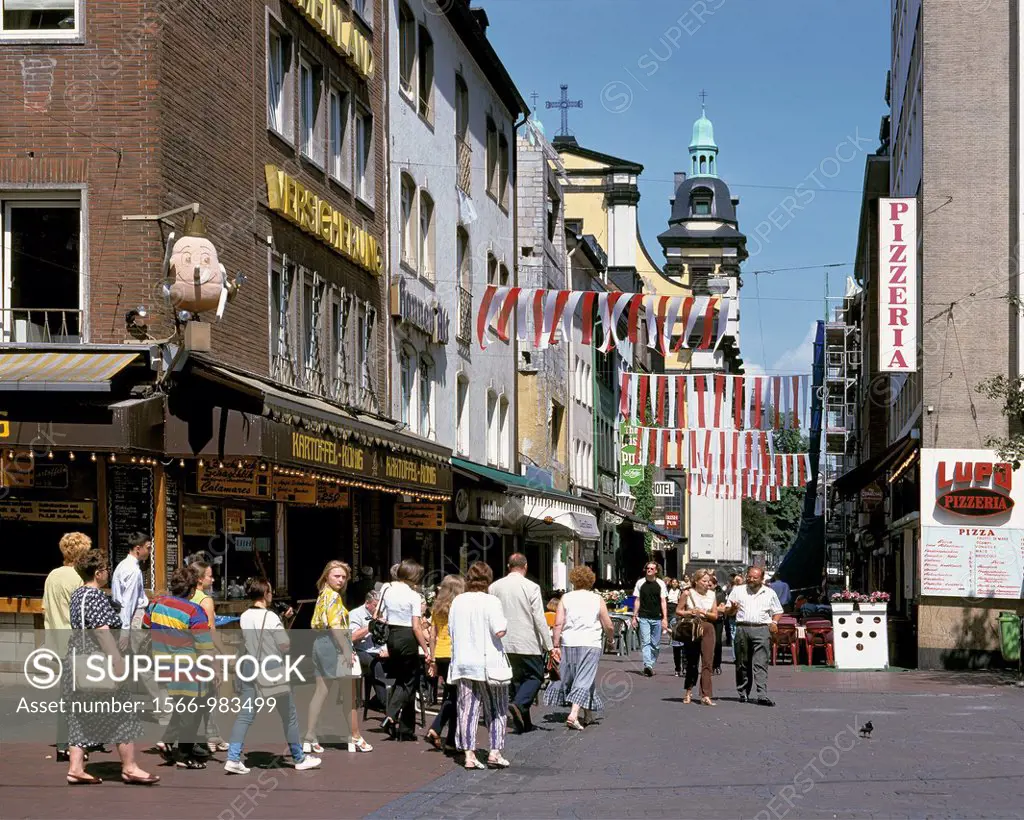 Germany, Duesseldorf, Rhine, Rhineland, North Rhine-Westphalia, NRW, old town, pedestrian zone, alleyway, people, tourists, behind the Andreas church,...