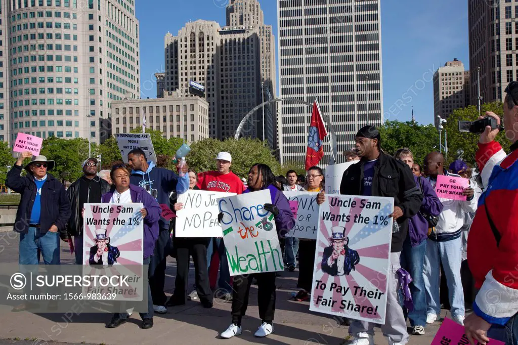 Detroit, Michigan - About 2,000 labor and community activists protested outside General Electric´s annual shareholders´ meeting, calling for the corpo...