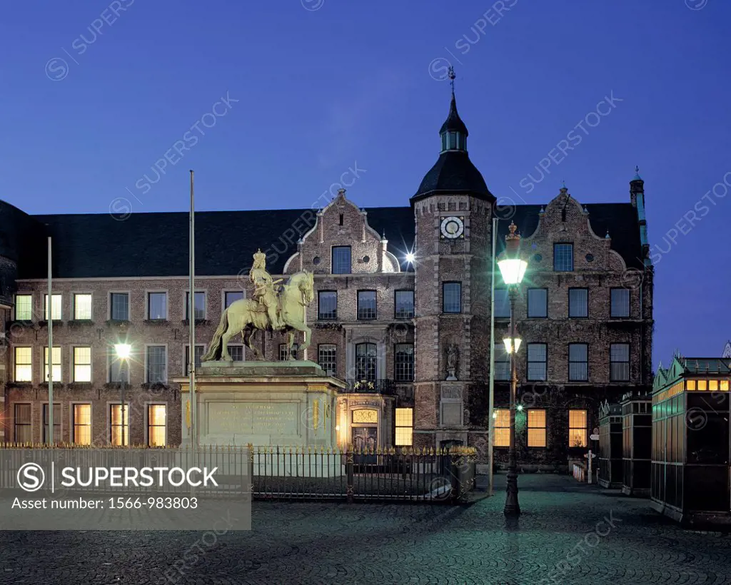 Germany, Duesseldorf, Rhine, Rhineland, North Rhine-Westphalia, NRW, market place, Old Town Hall, Jan Wellem monument, equestrian statue, night, illum...