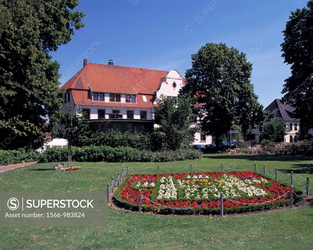 Germany, Hoya, Weser, Middle Weser region, Lower Saxony, city hall, garden, park, flower bed