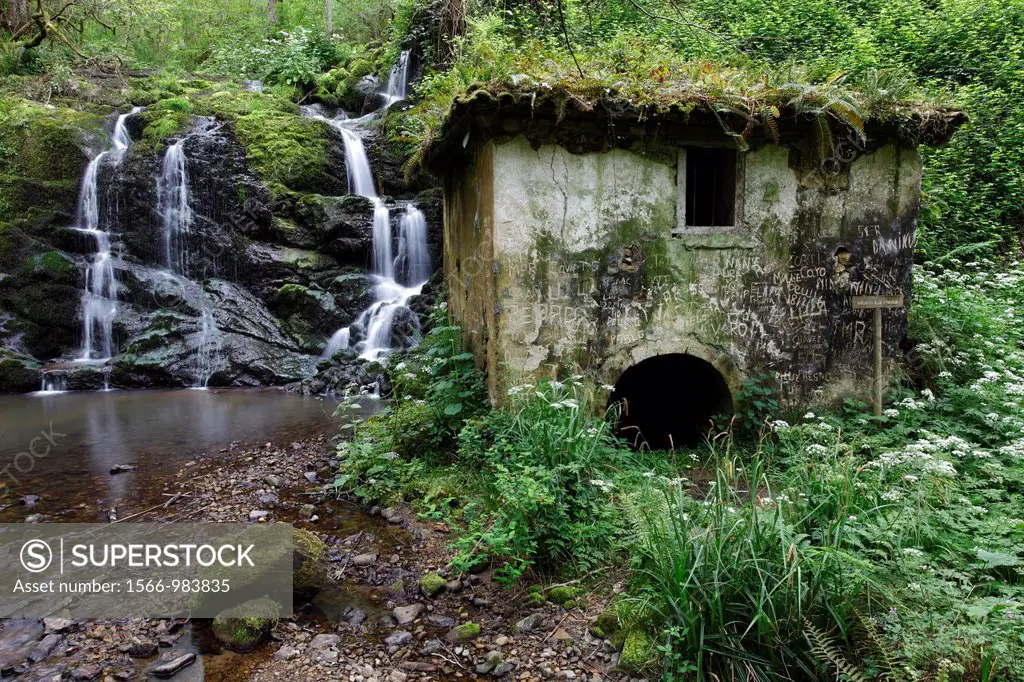 Molino de ´La Peña´ ante cascada del río Profundo, Villaviciosa, Asturias, España