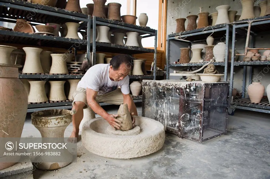 A professional pottery master at the Yingge Ceramics Museum.