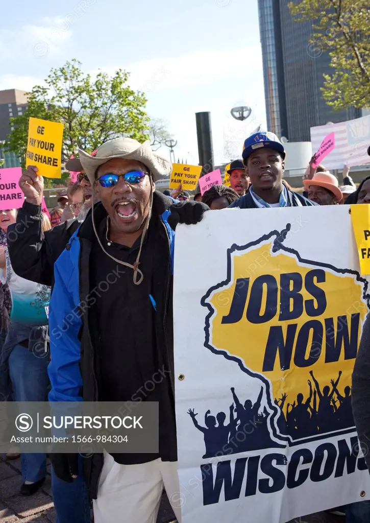 Detroit, Michigan - About 2,000 labor and community activists protested outside General Electric´s annual shareholders´ meeting, calling for the corpo...