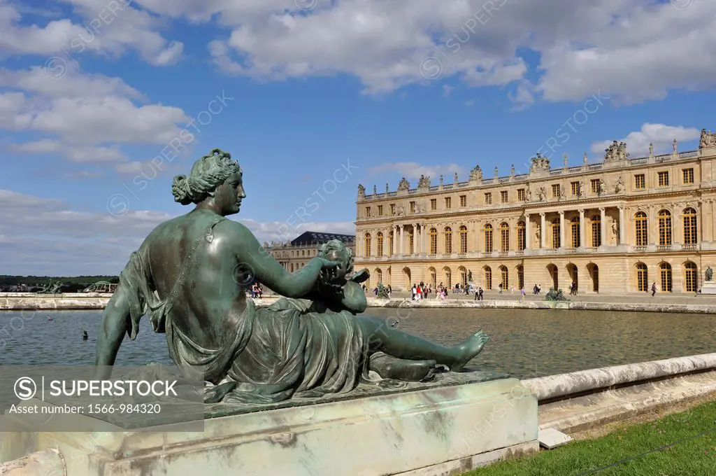 Nymph statue, sculptor Etienne Le Hongre, foundry Balthasar Keller, the Water Parterres, Palace of Versailles, Yvelines departement, France, Europe