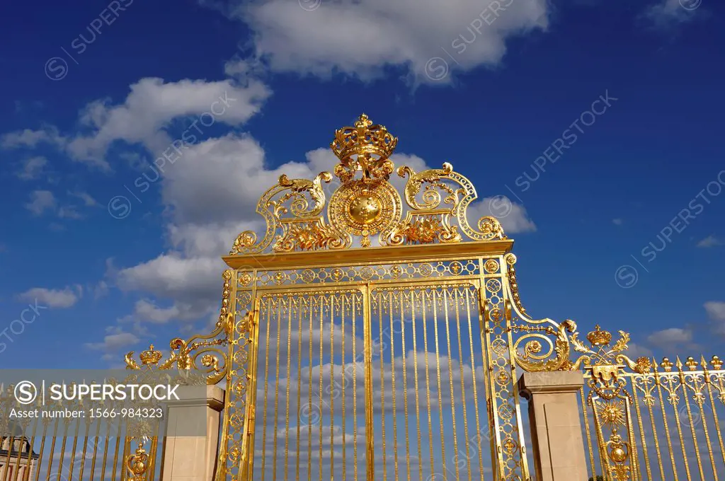 Golden gate of the Royal Courtyard, Palace of Versailles, Yvelines departement, France, Europe