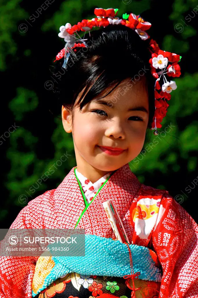 Asia, Japan, Tokyo, park of Yoyogi, girl in kimono embroidered in the park of the Shintoist sanctuary Meiji