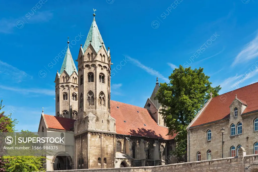 The St Mary´s Church is a late Romanesque three-aisled basilica dating back to 1225 and recalls in its construction of the Naumburg Cathedral Freyburg...