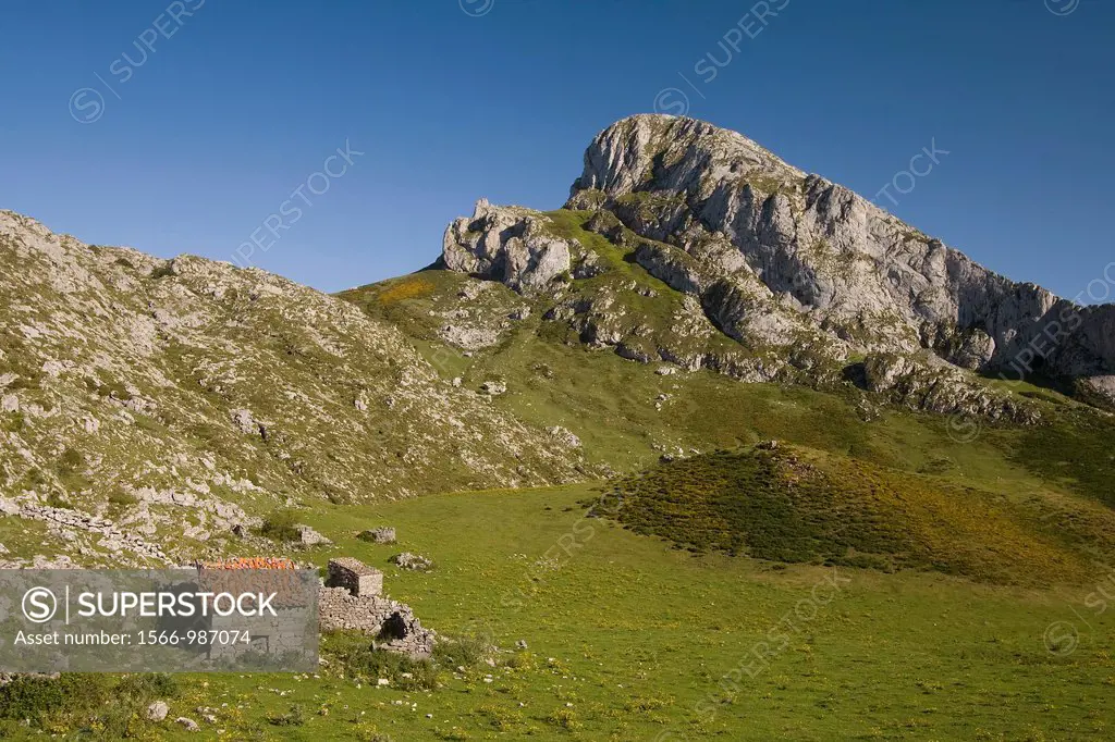 Majada de Toneyu  Senda del Arcediano  Parque Nacional Picos de Europa  Amieva  Asturias  Spain