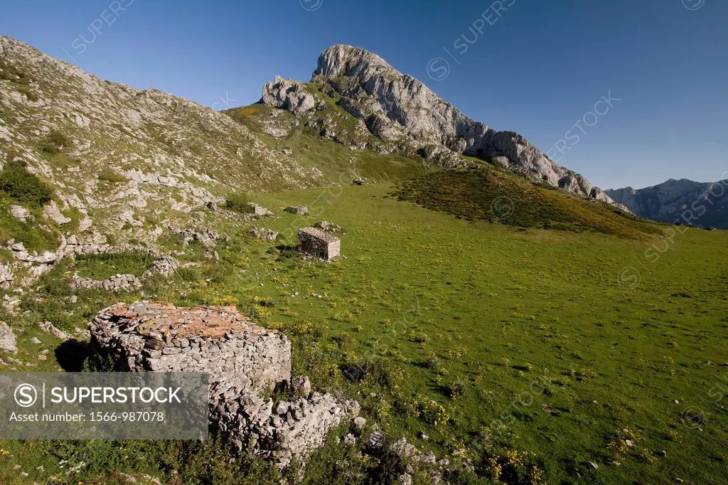Majada de Toneyu  Senda del Arcediano  Parque Nacional Picos de Europa  Amieva  Asturias  Spain