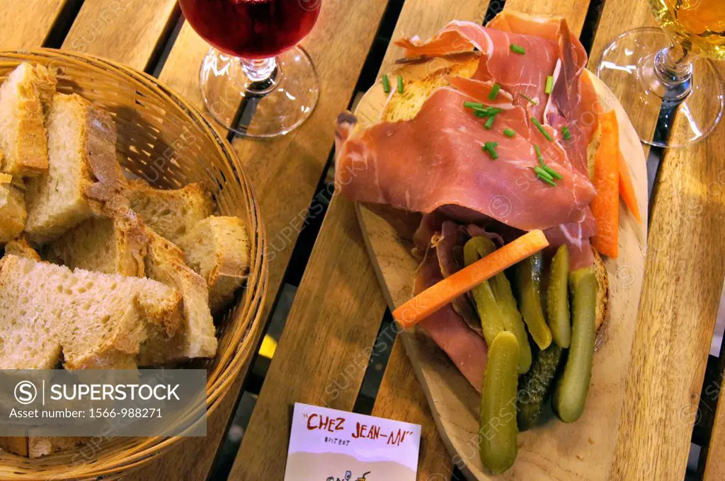France, Aquitaine, Gironde, Ham and wine at ´Bistrot Chez Jean-Mi´, Marché des Capucins, at Bordeaux