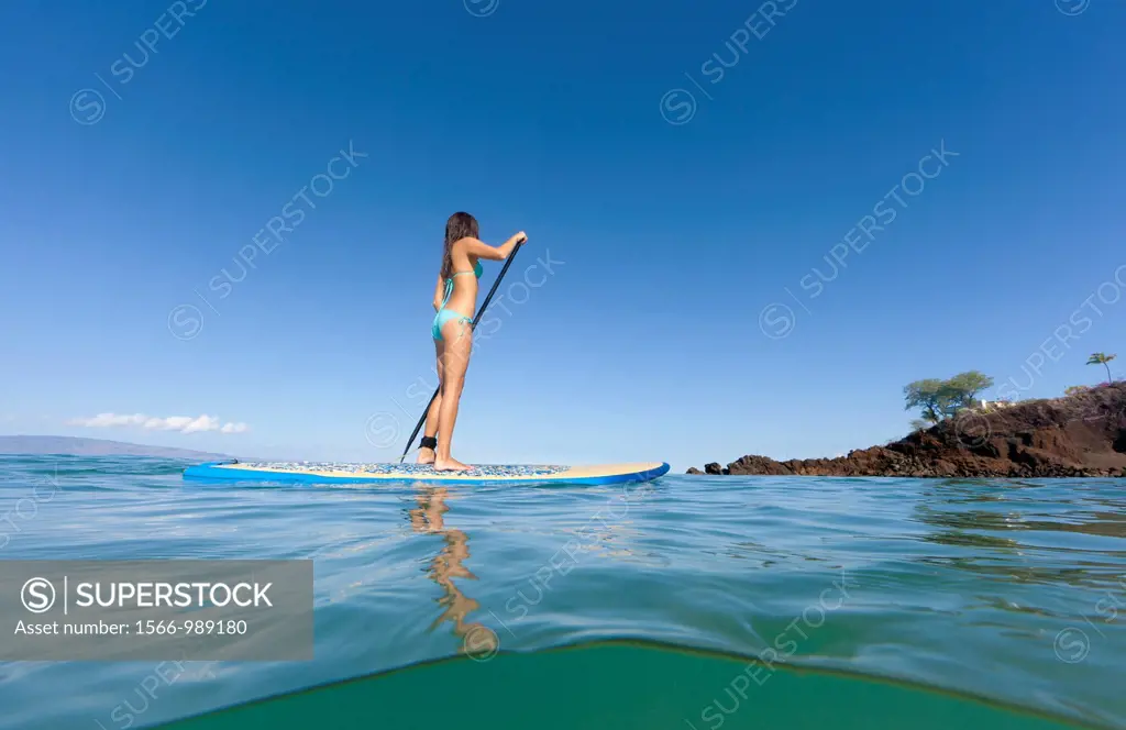 Water level view of stand up paddling at Ka´anapali Beach, Maui, Hawaii