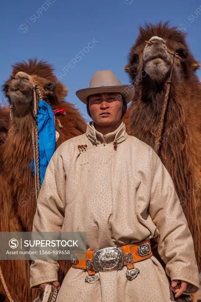 Spectator, Bactrian camel race, 25km across winter landscape of Gobi desert during Bulgan´s ´festival of a thousand camels´ , Mongolia