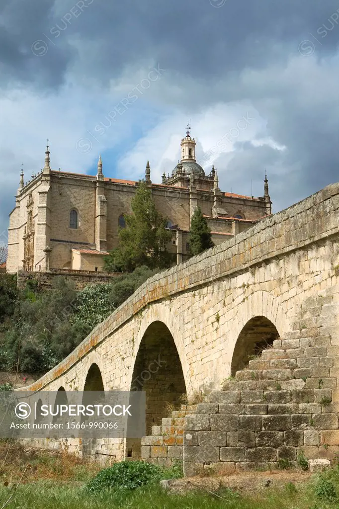 Medieval bridge and Santa María de la Asunción Cathedral  Coria, town declarated Historical-Artistic Site  Cáceres, Extremadura  Spain