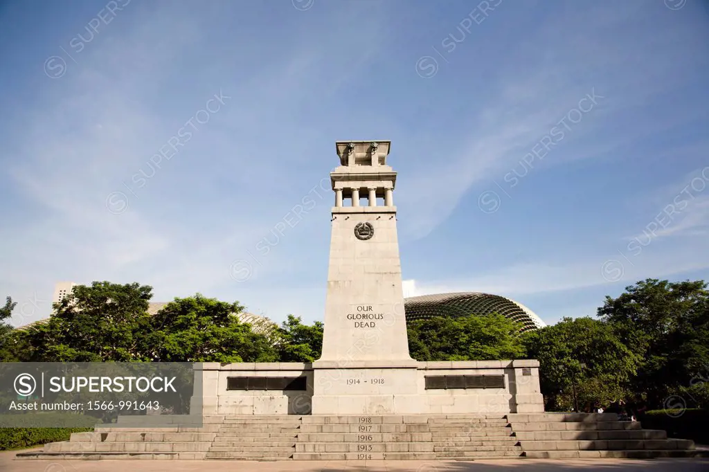 The Singapore Cenotaph is a war memorial engraved with the words ´OUR GLORIOUS DEAD´ in Esplanade Park, Singapore