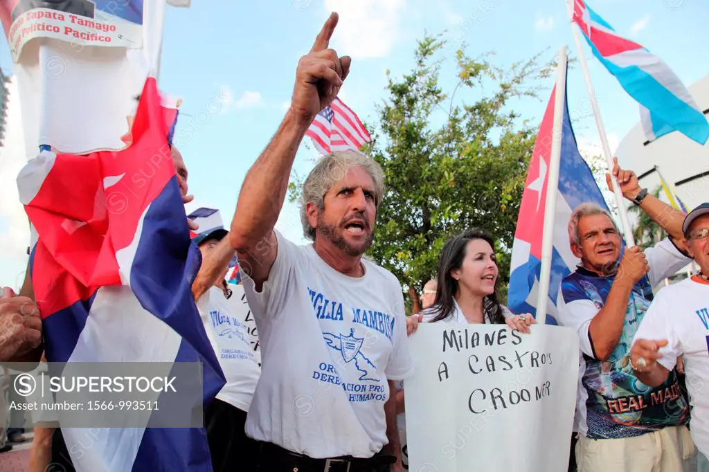 Featured the presence of President of Vigil in Protest Mambisa of Cuban exiles in the United States protesting the presence of musicians living in Cub...