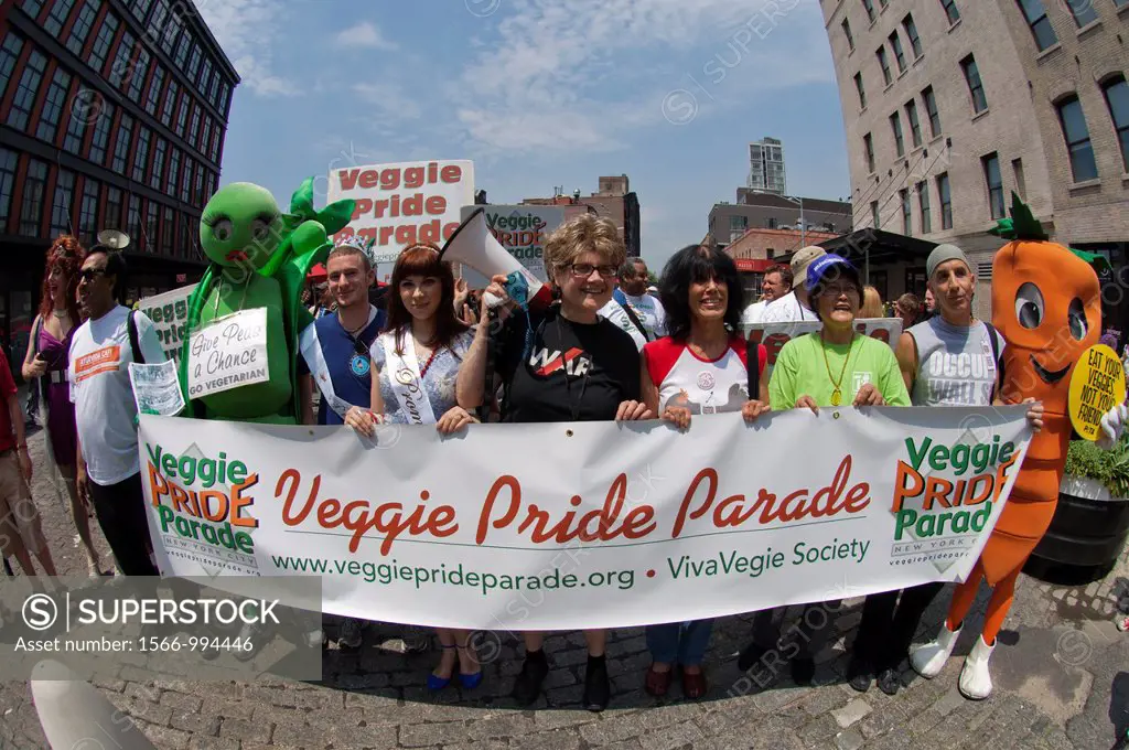 Hundreds of vegetarians gather in the trendy Meatpacking District in New York to kick off the Fifth Annual Veggie Pride Parade in America The yearly p...