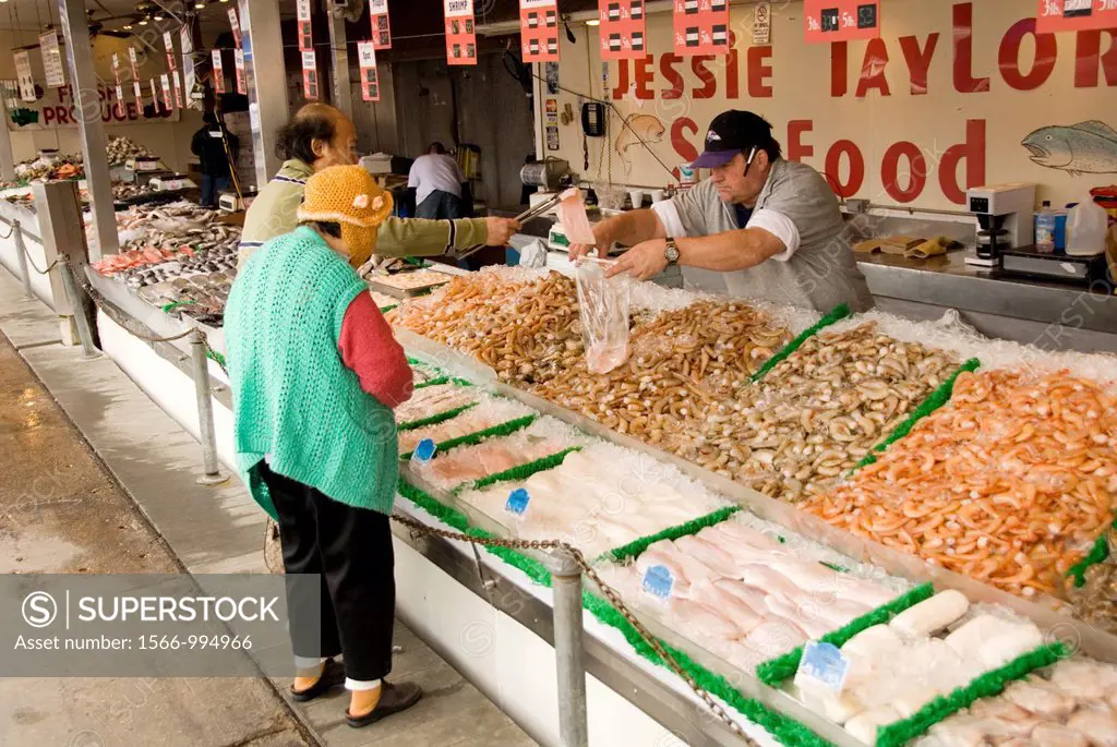 Washington DC, fresh fish and shellfish market on Maine Ave, selling Chesapeake Bay blue crab and various fish, such as fillet of red snapper, all fre...
