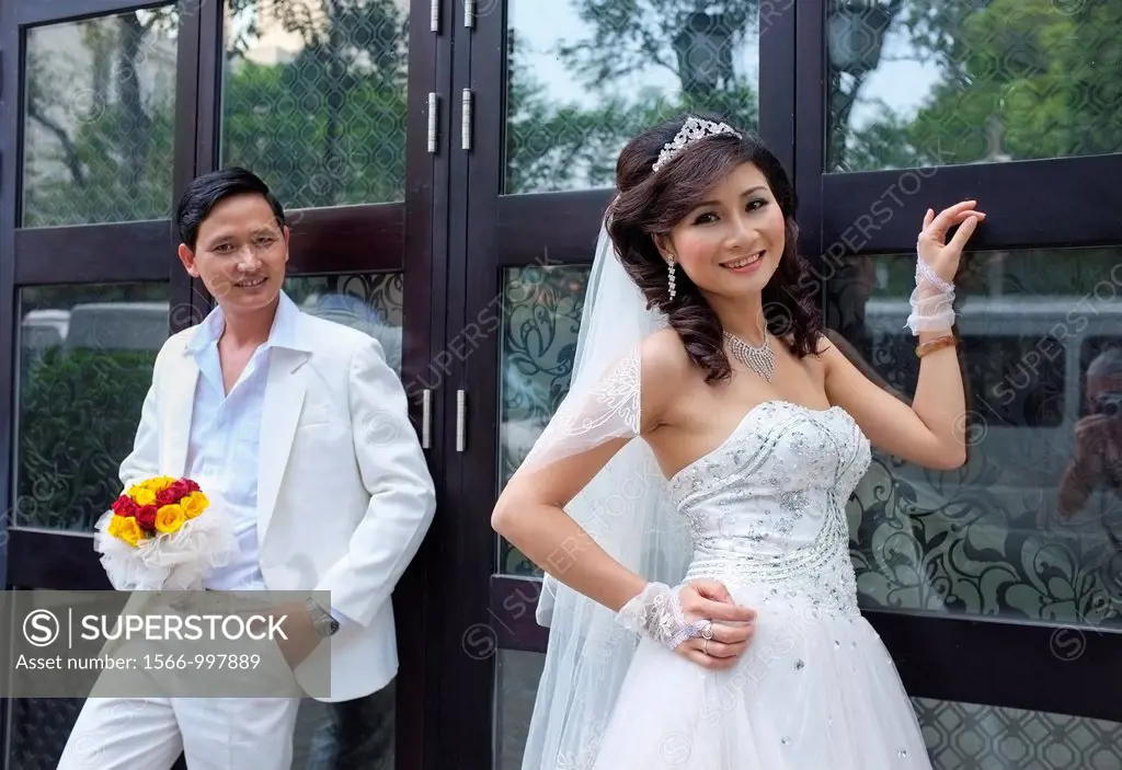 Bride and groom posing for wedding pictures, Hanoi, Vietnam