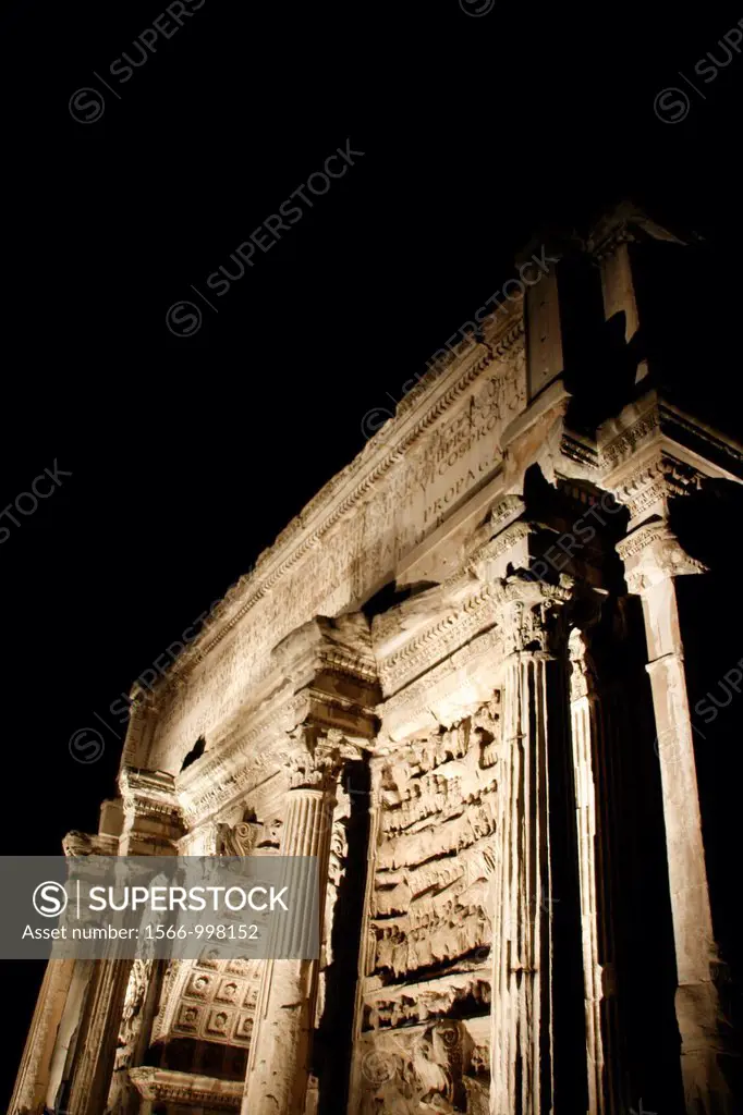 settimio severo triumph victory arch in the roman forum illuminated at night, rome