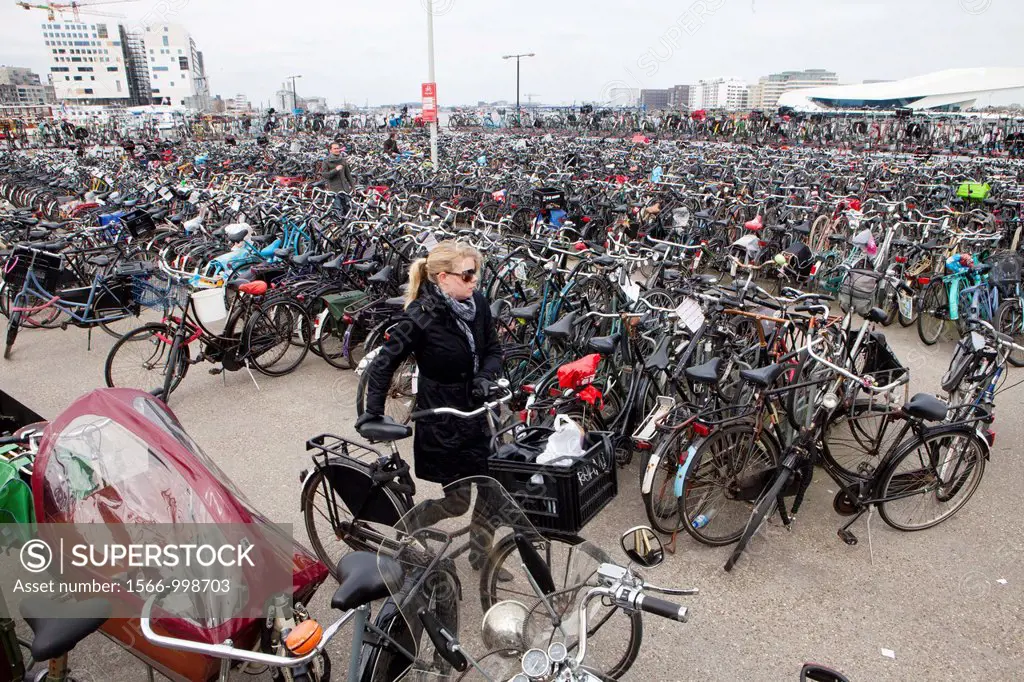 bicycle parking in amsterdam