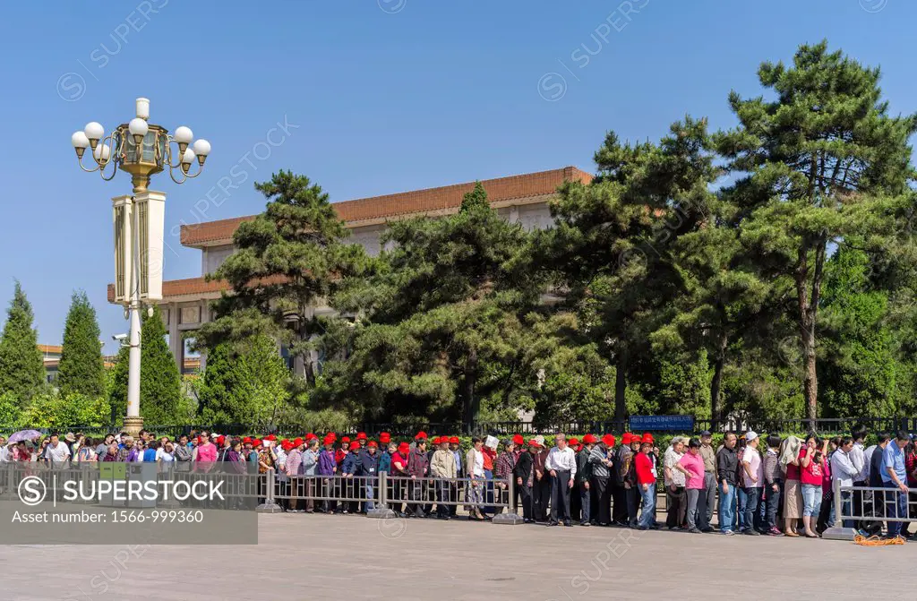 Every morning, long lines of people coming to visit Chairman Mao´s Mausoleum at Tiananmen Square  Beijing
