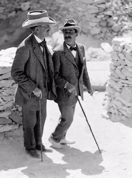 Howard Carter who discovered Tutankhamun´s Tomb in the Valley of the Kings, Luxor, Egypt  November 1922  Lord Carnarvon  left  talking to Howard Carte...